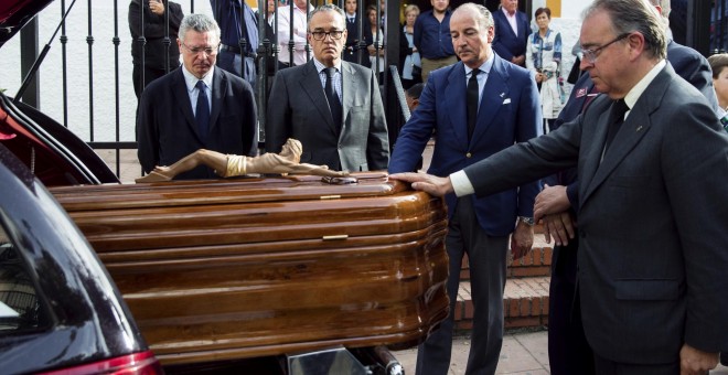 El exministro de Justicia, Alberto Ruiz Gallardón, yerno del fallecido José Utrera Molina, despide el féretro del que fuera ministro en la época franquista, junto a otros allegados en la Iglesia de San Miguel en Nerja. EFE/Jorge Zapata