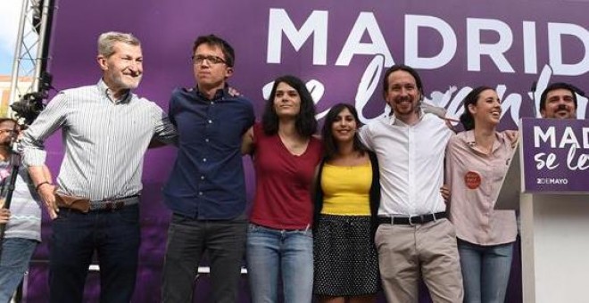 Los dirigentes de Podemos Julio Rodríguez, Íñigo Errejón, Isabel Serra, Pablo Iglesias e Irene Montero, entre otros, durante el acto 'Madrid se levanta'. EFE/Fernando Villar