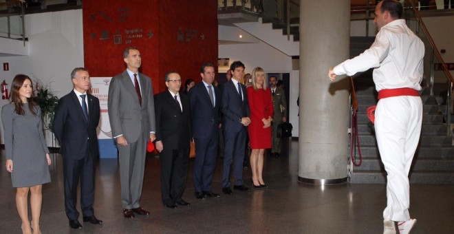 Felipe VI durante el aurresku de Honor, a su llegada al Palacio Euskalduna el 26 de Octubre de 2015./ Casa Real