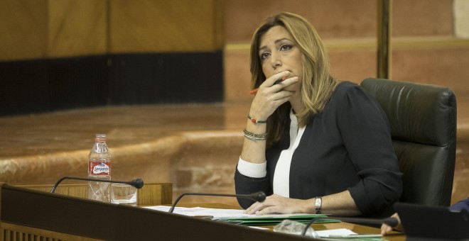 La presidenta andaluza, Susana Díaz, escucha desde su escaño una de las intervenciones en la Sesión de Control al Ejecutivo en el Parlamento de Andalucía en Sevilla. EFE/Julio Muñoz