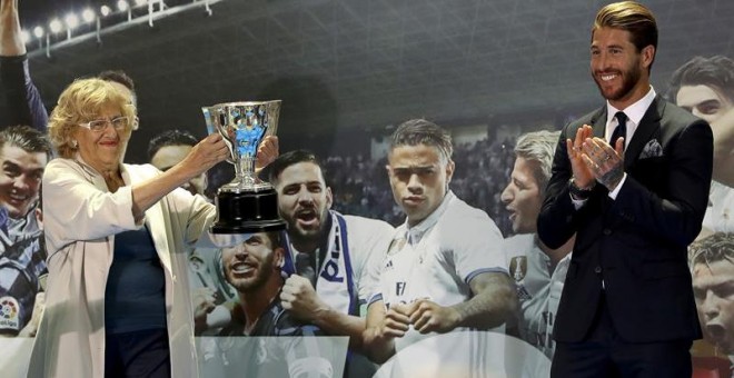 La alcaldesa de Madrid, Manuela Carmena (c), recibe la Copa de la Liga de manos del capitán del Real Madrid, Sergio Ramos. /EFE