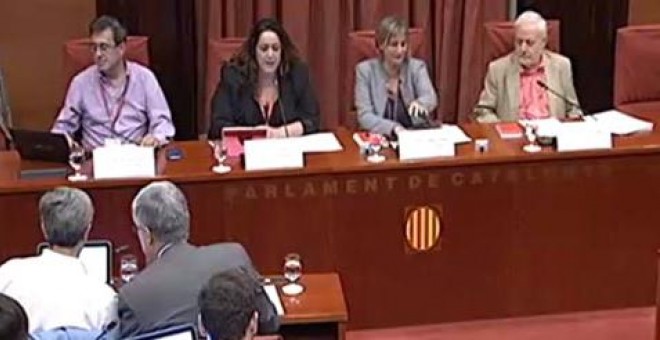 Carlos Enrique Bayo y Patricia López (sentados a la izquierda), durante su intervención en la Comisión de Investigación sobre la Operación Catalunya. /PÚBLICO