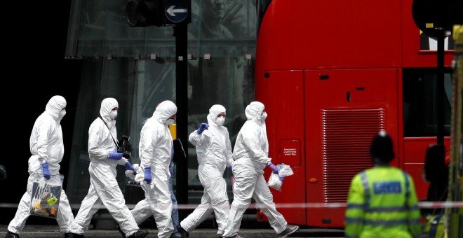 Policía Forense trabaja a las afueras de Borough Market después del ataque de Londres.REUTERS/Peter Nicholls