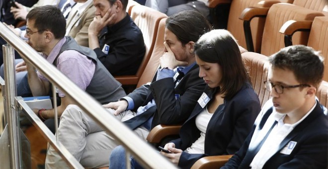 El líder de Podemos, Pablo Iglesias, y la portavoz en el Congreso, Irene Montero, el secretario de Análisis Estratégico y Cambio Político, Íñigo Errejón, y el politólogo Juan Carlos Monedero, han asistido como invitados al Pleno de la Asamblea de Madrid q