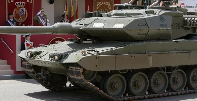 Un carro de combate Leopard durante el desfile de las Fuerzas Armadas, uno de los Programas Especiales de Armamento de mayor coste que se han financiado con créditos extraordinarios. Pepe Zamora (EFE)