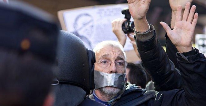 Un hombre protesta en una manifestación.- AMNISTIA INTERNACIONAL