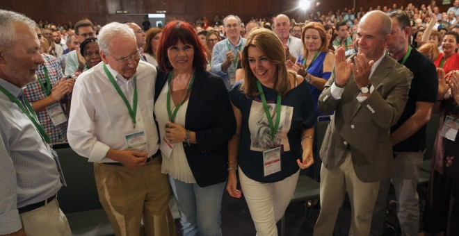 La presidenta andaluza y secretaria general del PSOE-A, Susana Díaz, junto a los expresidentes de la Junta José Antonio Griñan (i) y Manuel Chaves (d); el ex vicepresidente Alfonso Guerra (2i)¡ y la expresidenta del PSOE, Micaela Navarro,c., al comienzo