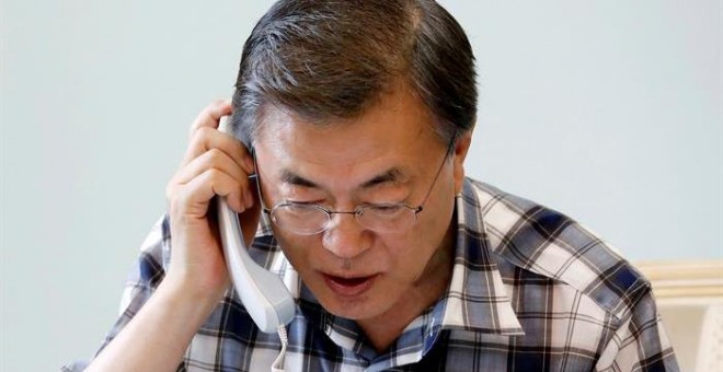 El presidente de Corea del Sur, Moon Jae-in habla por teléfono con el presidente estadounidense Donald Trump EFE/EPA/YONHAP