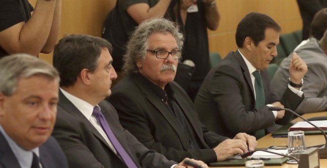 El secretario de Estado de Seguridad, José Antonio Nieto (d), junto a Jordi Jané (2d), de ERC; Aitor Esteban (2i), del PNV, y Jordi Xuclà (i), del PDeCAT, durante la reunión del pacto antiyihadista. EFE/Chema Moya