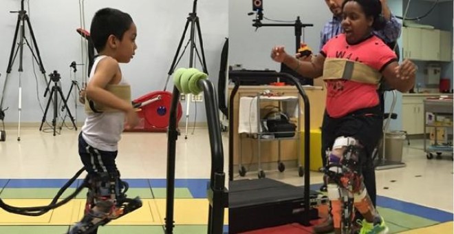 Un niño y una niña probando el exoesqueleto robótico. CHRIS BICKEL