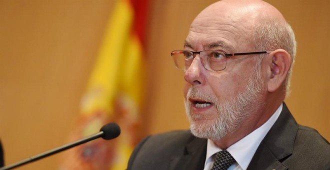 El fiscal general del Estado, José Manuel Maza,durante la lectura del comunicado donde anuncia querellas del ministerio público contra el Govern y la Mesa del parlamento catalán por, ' al menos', los delitos de prevaricación, malversación y desobediencia