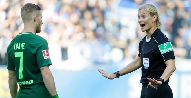 La árbitro Bibiana Steinhaus durante un momento del partido entre el Hertha de Berlín y el Werder Bremen. | EFE