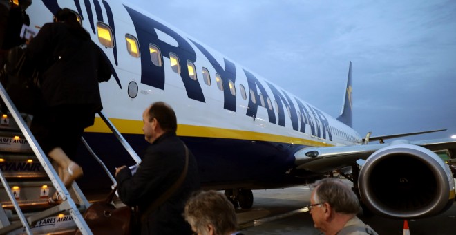 Pasajeros subiéndose a un avión de Ryanair en el aeropuerto londinense de Stansted. /REUTERS