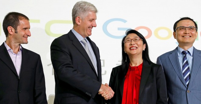 El responsable de la división de hardware de Google, Rick Osterloh, y la presidenta de HTC, Cher Wang. /REUTERS