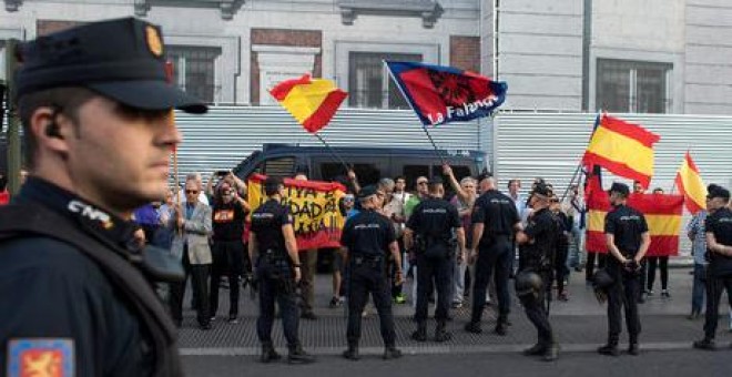 En la Puerta del Sol de Madrid, el pasado 20 de septiembre de 2017 manifestantes de extrema derecha gritando consignas a favor de la unidad de España a la manifestación en favor del referéndum de la independencia catalana / REUTERS