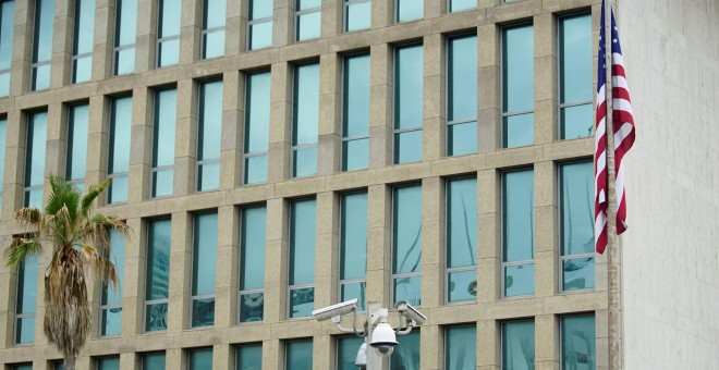 La fachada del edificio de la Embajada de EEUU en La abana. REUTERS/Alexandre Meneghini