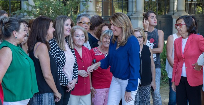 La presidenta de la Junta de Andalucía, Susana Díaz, saluda a integrantes del Consejo Andaluz de Participación de las Mujeres.