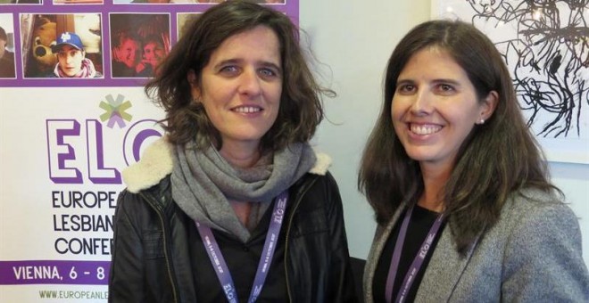 Kika Fumero (i), educadora y activista lesbiana de Barcelona y Marta Fernández, consultora de empresas y activista lesbiana de Madrid (d), ambas autoras del estudio ''¿Cómo somos las lesbianas?', una encuesta 'online' realizada entre 5.000 mujeres en Espa