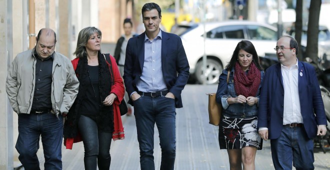 El secretario general del PSOE, Pedro Sánchez (c), y el primer secretario del PSC, Miquel Iceta (d), acompañados por la vicesecretaria general del PSOE, Adriana Lastra (d), la alcaldesa de L'Hospitalet y adjunta a la primera secretaría del PSC, Nuria Marí