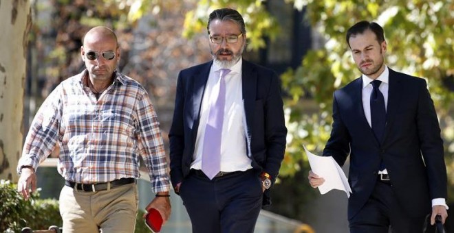 El alcalde de Brunete, Borja Gutiérrez (c), a su llegada a la Audiencia Nacional para prestar declaración ante el juez el pasado martes. /EFE