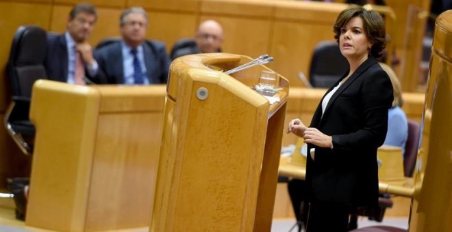 La vicepresidenta del Gobierno, Soraya Sáenz de Santamaría, durante su intervención ante la comisión del Senado que tramita las medidas aprobadas por el Ejecutivo en aplicación del artículo 155 de la Constitución en Cataluña. EFE/Fernando Villar