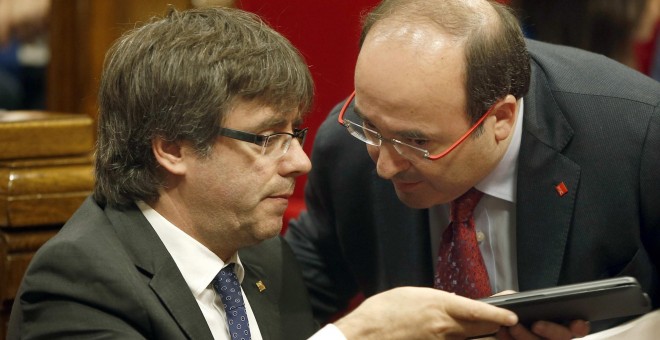 El president de la Generalitat, Carles Puigdemont, conversando con Miquel Iceta, portavoz del PSC. /EFE