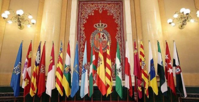 Banderas de las comunidades autónomas en el Senado, en la Conferencia de Presidentes. EFE