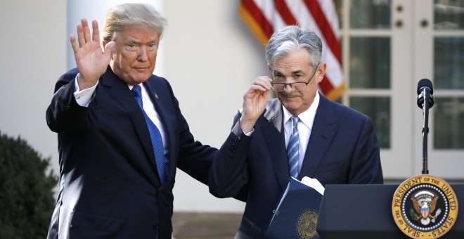 El presidente de EEUU, Donald Trump, saluda tras presentar en la Casa Blanca a  su candidato para presidir la Reserva Federal, Jerome Powell. REUTERS/Carlos Barria