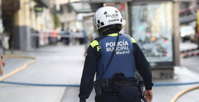 Un policía municipal en las calles de Madrid, | EP