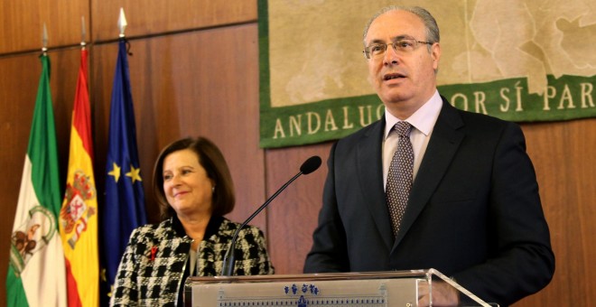 El presidente del Paerlamento de Andalucía, Juan Pablo Durán, en un acto con la consejera autonómica de Igualdad, María José Sánchez Rubio.