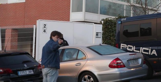 ectivos de la Policía Nacional a las puertas del edificio de la localidad madrileña de Majadahonda donde esta madrugada ha sido detenido un hombre como presunto integrante del grupo terrorista DAESH. EFE/Zipi