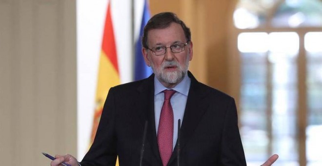 Rajoy durante su intervención en Moncloa para hacer balance del año 2017. | BALLESTEROS (EFE)