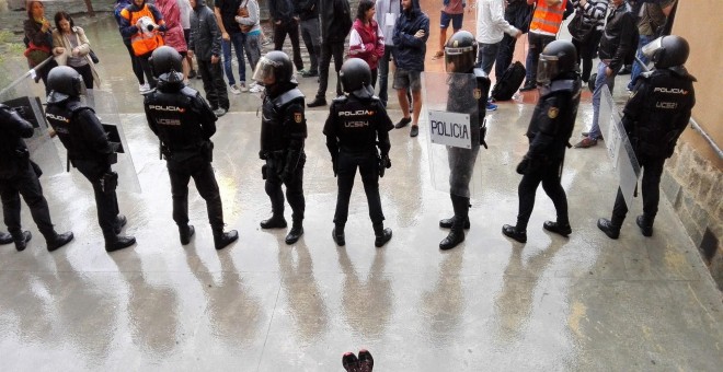 Antidisturbios durante el referéndum del 1-O./EUROPA PRESS