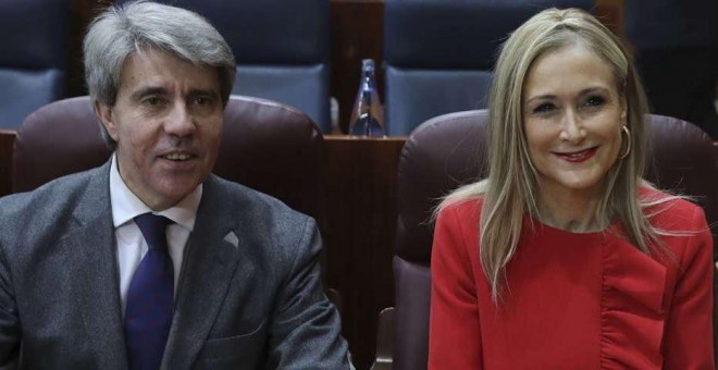 El consejero de Políticas Sociales y Familia, Carlos Izquierdo, y la presidenta de la Comunidad de Madrid, Cristina Cifuentes. EFE/Archivo