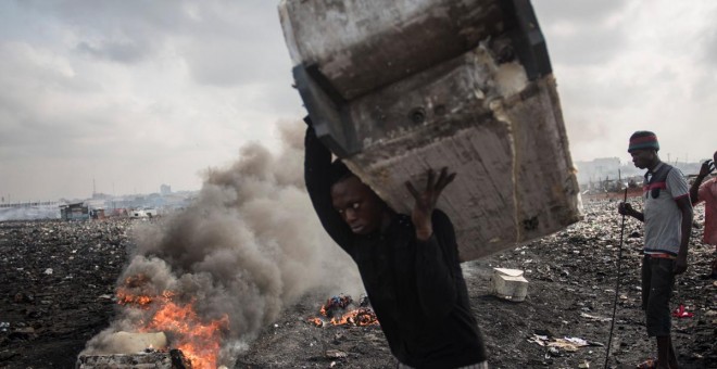 Vertedero de Agbogbloshie, en Accra (Ghana), en noviembre de 2017. CRISTINA ALDEHUELA / AFP