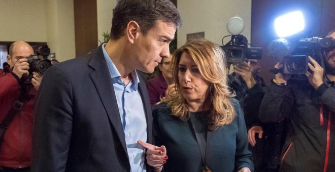 El secretario general del PSOE, Pedro Sánchez y la presidenta andaluza y secretaria general del PSOE-A, Susana Díaz, tras el encuentro que mantuvieron en Sevilla poco antes de la conferencia que Sánchez pronunció en el encuentro del Foro Joly .EFE/Julio M