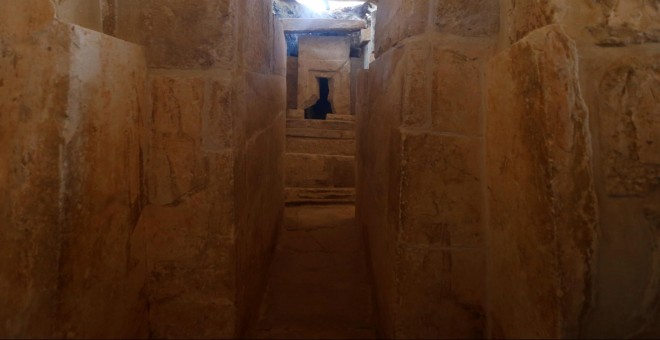 El interior de la tumba del Antiguo Imperio farónico descubierta  en la meseta de Giza, junto a El Cairo (Egipto). REUTERS / Amr Abdallah Dalsh