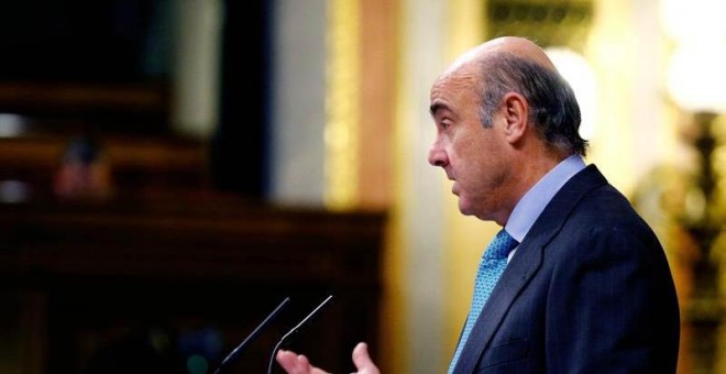 El Ministro de Economía, Industria y Competitividad, Luis de Guindos, durante su intervención en el pleno del Congreso. | J.P.GANDUL (EFE)