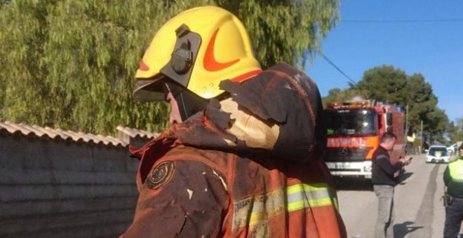 Bombero que ha participado en la extinción del incendio en Ontinyent. BOMBEROS DE VALENCIA