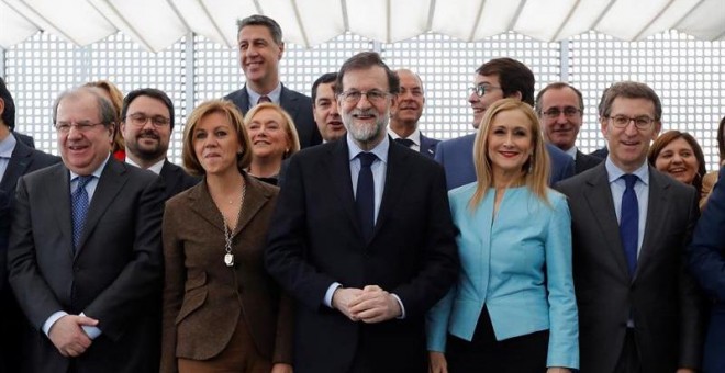 El jefe del Gobierno y líder del PP, Mariano Rajoy (c), acompañado por la secretaria general del PP y presidenta del PP de Castilla-La Mancha, María Dolores de Cospedal (2i), el presidente de la Junta de Castilla y León, Juan Vicente Herrera (i); la pres