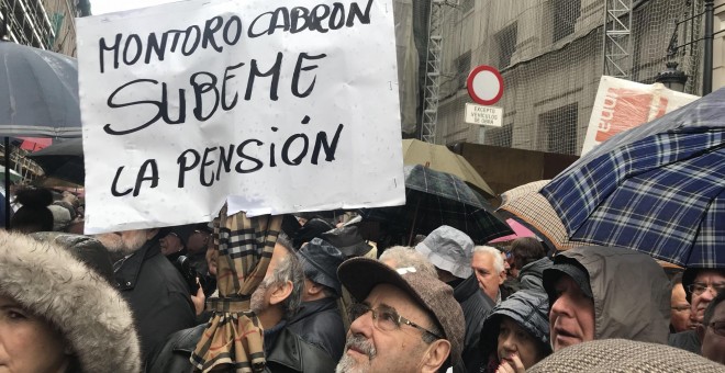 Los jubilados claman ante Hacienda: 'Montoro súbeme la pensión'. / J.G