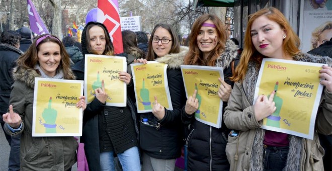 Cinco mujeres muestran ejemplares del especial del Diario Público con motivo de la huelga feminista del 8M en la madrileña plaza de Atocha. /J. GÓMEZ