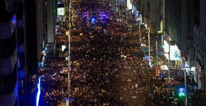 Decenas de miles de personas marchan por la Gran Vía madrileña, en la manifestación del 8M. AFP/Óscar del Pozo