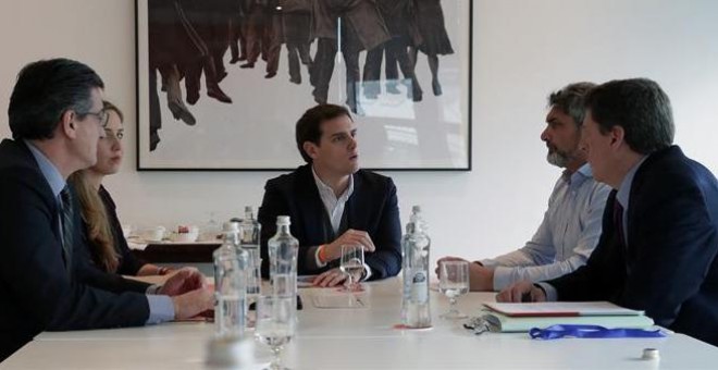 El líder de Ciudadanos, Albert Rivera (c), durante la reunión que ha mantenido con Juan Carlos Quer (d) y Juan José Cortés (2d), hoy en el Congreso de los Diputados. /EFE