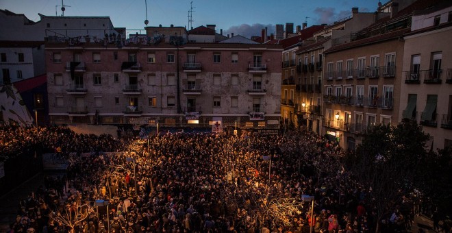 Concentración en la plaza de Nelson Mandela, en el barrio madrileño de Lavapiés, para protestar por la muerte del mantero senegalés Mmame Mbage. JAIRO VARGAS