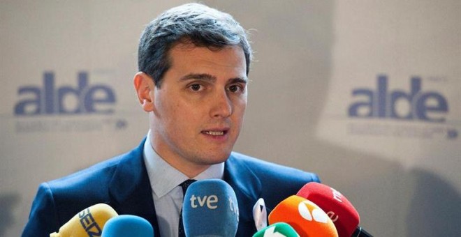 El líder de Ciudadanos, Albert Rivera, en declaraciones a los medios durante su asistencia a una reunión de los Liberales Europeos en el Palais d´Egmont. EFE/ Horst Wagner