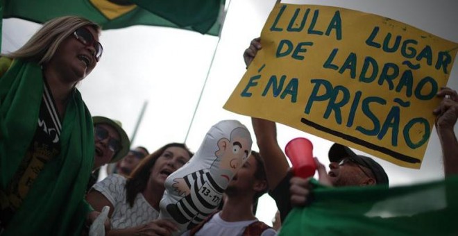 Detractores de Lula protestan en Curitiba. / EFE