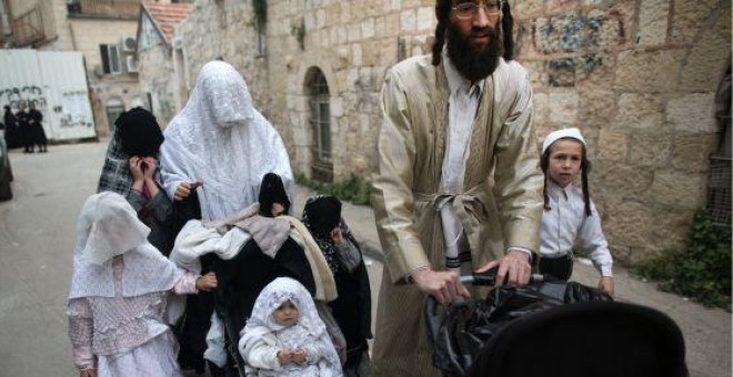 Una familia ultraortodoxa celebrando el Purim, un carnaval judío, en un barrio religioso de Jerusalén. M. KAHANA (AFP)