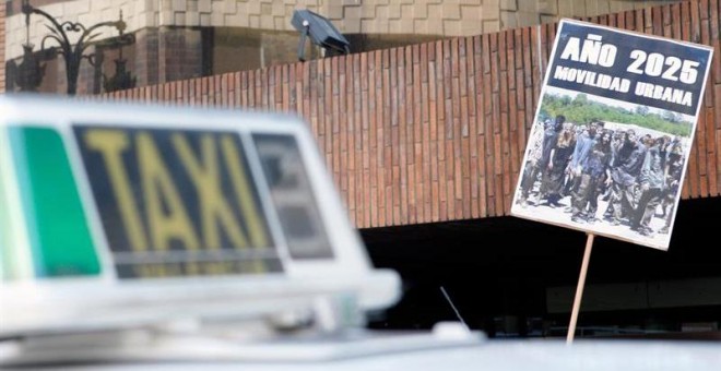 Protesta de taxistas en Valencia contra los VTC. / JOSÉ VILLALGORDO (EFE)