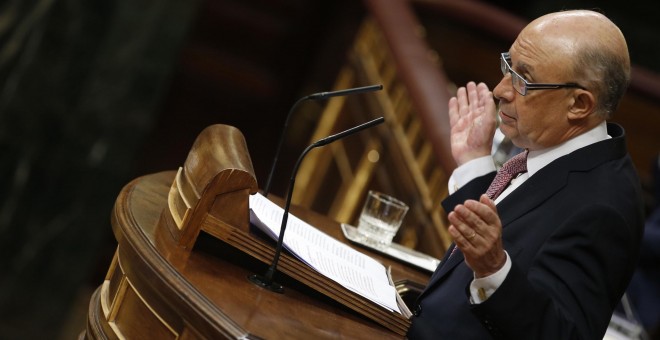 El ministro de Hacienda, Cristóbal Montoro, en la tribuna del Congreso de los Diputados. EFE/ Javier Lizón